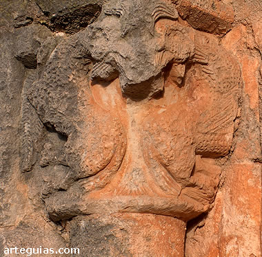 Grifos en un capitel de la iglesia de Quintanarruz