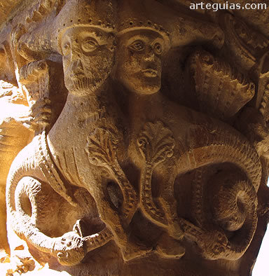 Capitel de arp&iacute;as con rostros masculinos barbados