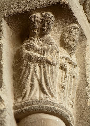 Capitel de la puerta con la escena de La Visitaci&oacute;n