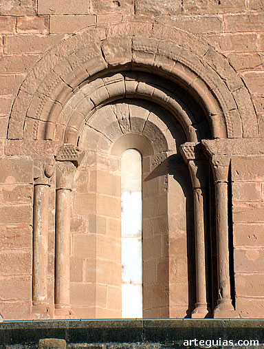 Ventanal rom&aacute;nico de la capilla del castillo  de Alca&ntilde;iz, Teruel
