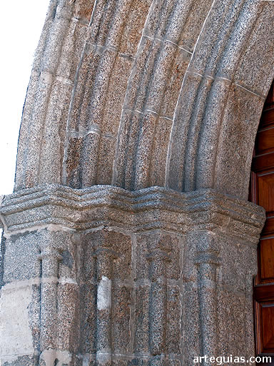 Detalle de la puerta de la iglesia de San Juan: arquivoltas talladas en el duro granito
