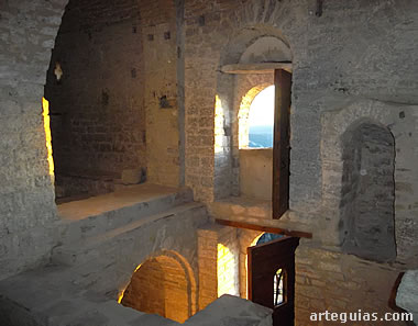 Interior con la puerta original en alto
