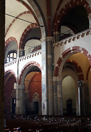 San Ambrosio de Mil&aacute;n: alzado de la iglesia