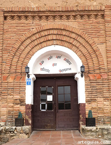 San Juan de Requijada: puerta mud&eacute;jar