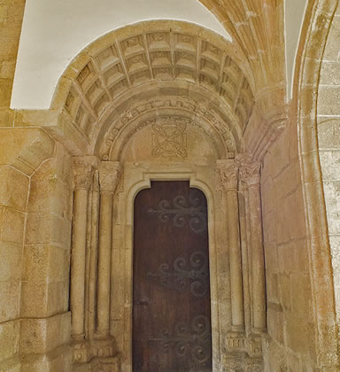 Monasterio de San Juli&aacute;n de Samos: puerta rom&aacute;nica