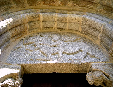 T&iacute;mpano figurado de la puerta de la iglesia de San Marti&ntilde;o de Moldes