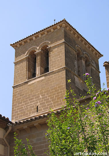 Campanario rom&aacute;nico de la iglesia de San Miguel de Huesca