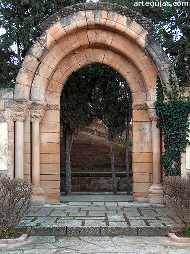 Puerta rom&aacute;nica de San Pedro de Alca&ntilde;iz