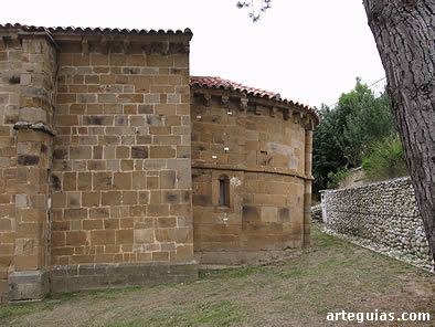 Iglesia de San Pedro de Arrojo: cabecera desplazada