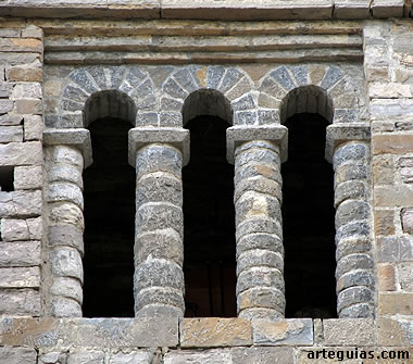 T&iacute;pica tronera de las iglesias del Serrablo: L&aacute;rrede