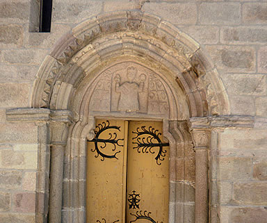 Salvador de Sarria con su famoso t&iacute;mpano en la puerta