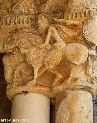 Uno de los capiteles m&aacute;s conocidos de la galer&iacute;a de Rebolledo de la Torre: Sans&oacute;n desquijarando el le&oacute;n