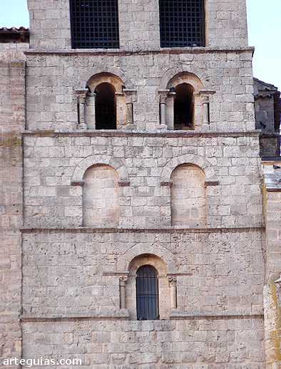 Vanos, algunos columnados, de la torre rom&aacute;nica