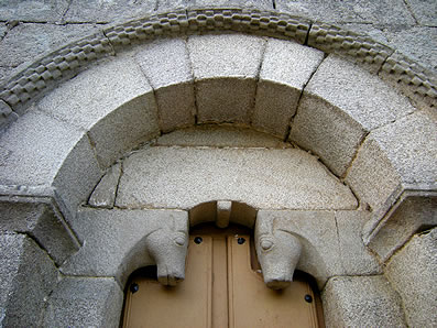Santa Mar&iacute;a de Corvelle. Puerta rom&aacute;nica