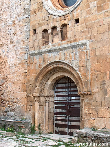 Santa Mar&iacute;a del Castillo de Calata&ntilde;azor, Soria: fachada occidental