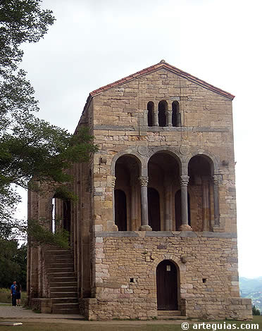 Fachada de Santa Mar&iacute;a del Naranco, Asturias