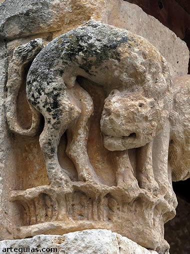 Capitel en la iglesia de Santa Mar&iacute;a de Fuentidue&ntilde;a