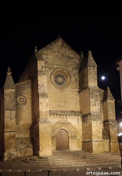 Magn&iacute;fica fachada de inspiraci&oacute;n rom&aacute;nica de la iglesia  de Santa Marina