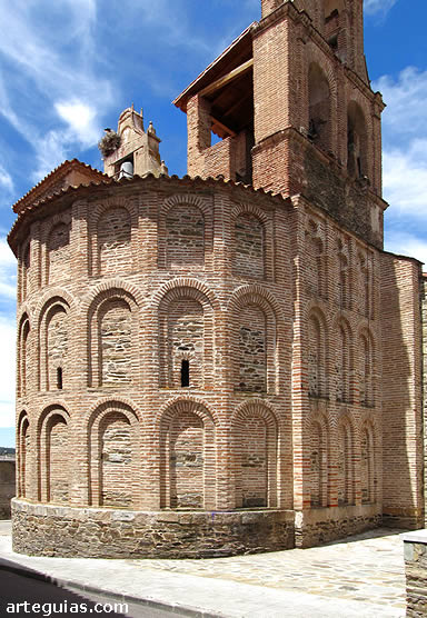 Imponente cabecera rom&aacute;nico mud&eacute;jar de la iglesia de Alba de Tormes