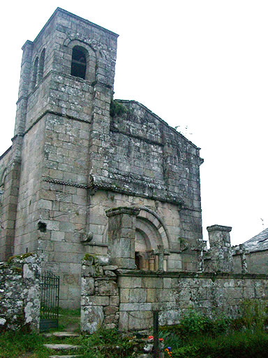 Fachada y  torre campanario