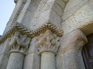 Santiago de Barbadelo: detalle de la puerta