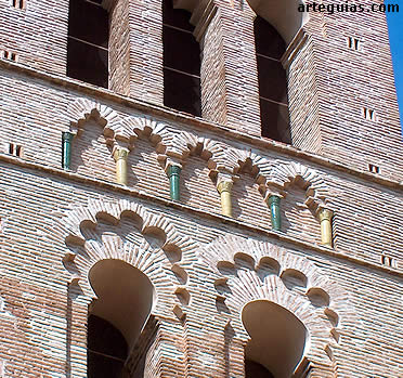 Detalle de la torre de la iglesia de Santo Tom&eacute; de Toledo