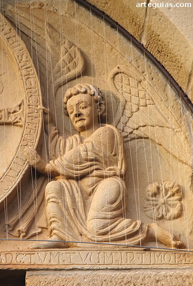 Detalle del t&iacute;mpano de la Ermita de Aguilar de Cod&eacute;s: joya rom&aacute;nica de la Sierra de Cod&eacute;s