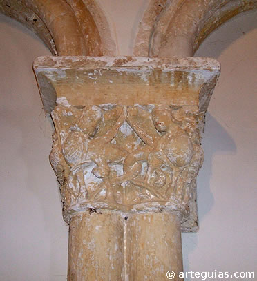 Capiteles con arp&iacute;as en el interior de la cabecera