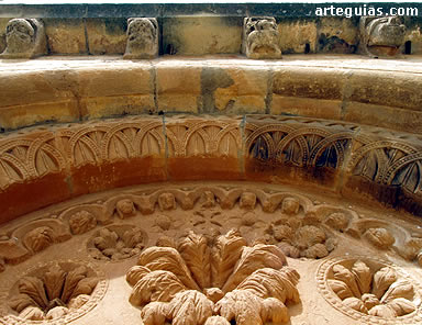 Una de las partes m&aacute;s expresivas de la iglesia es la portada