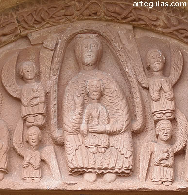 Detalle del t&iacute;mpano com Mar&iacute;a, Jes&uacute;s y cuatro &aacute;ngeles