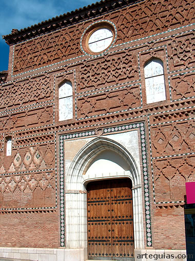 Fachada principal de la iglesia de Tobed. Comarca de Calatayud