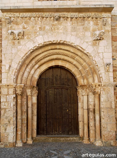 Puerta rom&aacute;nica. Santa Mar&iacute;a del Puy de Tolva