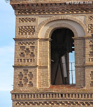 Torre del Reloj: detalle de la decoraci&oacute;n mud&eacute;jar del siglo XVI