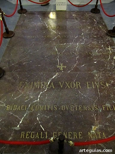 Tumba de El Cid y Do&ntilde;a Jimena bajo el crucero de la Catedral de Burgos