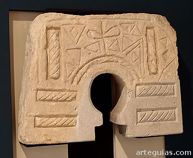 Ventanal moz&aacute;rabe con arco de herradura. Museo de Burgos