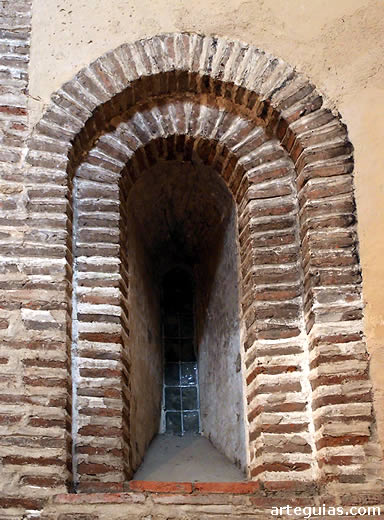 Ventanal mud&eacute;jar. Alba de Tormes: iglesia de San Juan