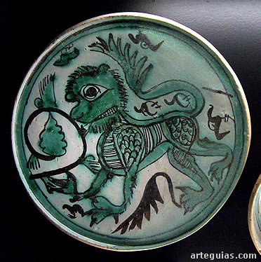 Plato de loza verde manganeso del siglo XIV. Museo de Historia de Valencia