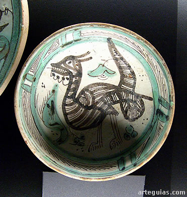 Escudilla de loza verde manganeso del siglo XIV. Museo de Historia de Valencia