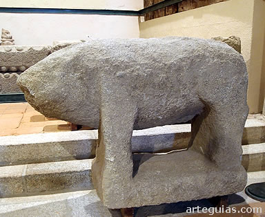 Verraco celtib&eacute;rico expuesto en la antigua iglesia de Santo Tom&eacute; el Viejo