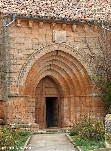 Puerta con arquivoltas muy apuntadas