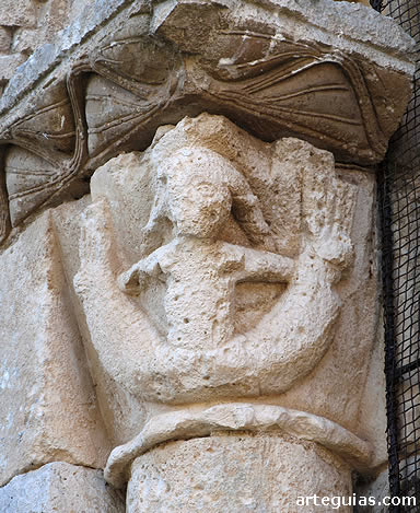 Capitel con sirena de doble cola