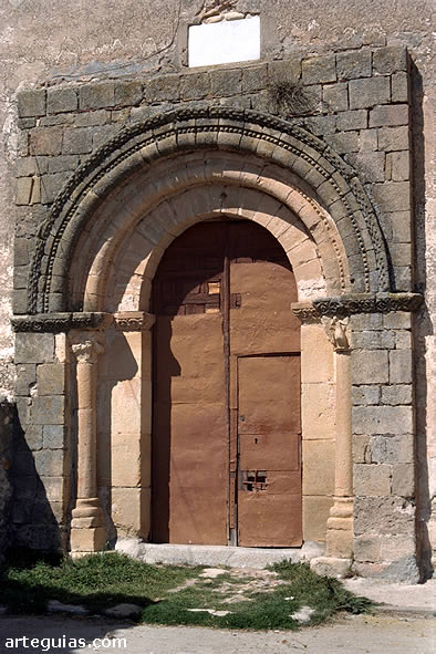 Puerta rom&aacute;nica. Iglesia de Villovela de Pir&oacute;n