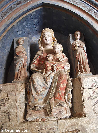 Grupo escult&oacute;rico g&oacute;tico de la Viregn con el Ni&ntilde;o. Claustro de la catedral de Ciudad Rodrigo