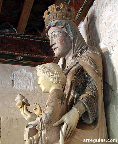 Claustro de Santo Domingo de Silos:  estatua de la Virgen de Marzo