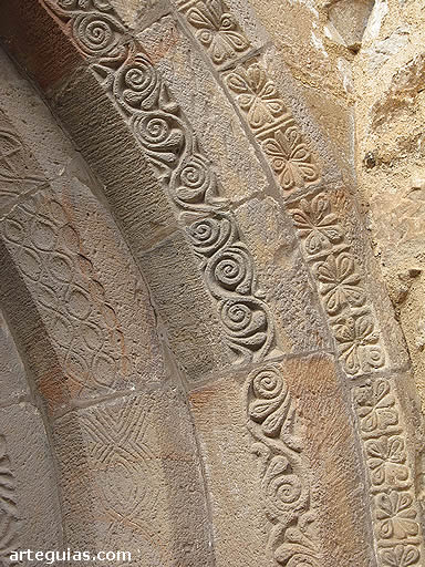 decoraci&oacute;n de la puerta rom&aacute;nica de la iglesia de la Virgen de la Pe&ntilde;a, &Aacute;greda
