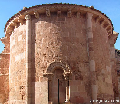&Aacute;bside de la iglesia de San Miguel, Ayll&oacute;n