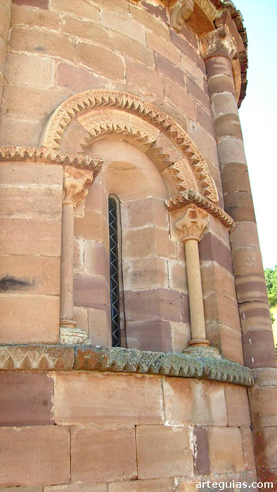 Villanueva de la Torre : &aacute;bside