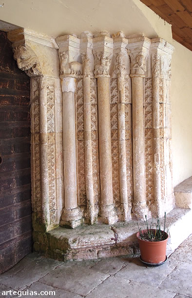 Puerta mutilada de la iglesia de Aguillo, Condado de Trevi&ntilde;o, Burgos