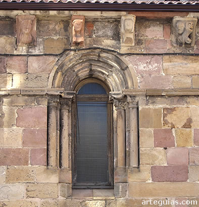 Restos rom&aacute;nicos en la iglesia de Barruelo de Santull&aacute;n