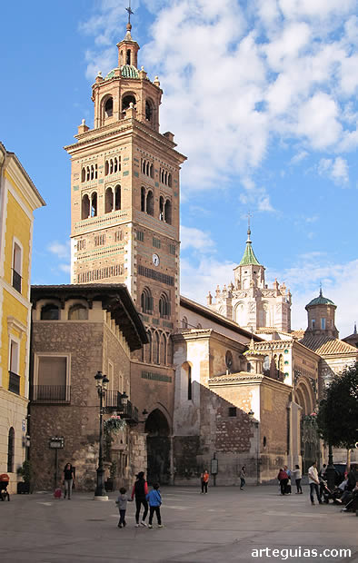 Imagen donde la perspectiva permite contemplar la torre y el cimborrio, ambos mud&eacute;jares